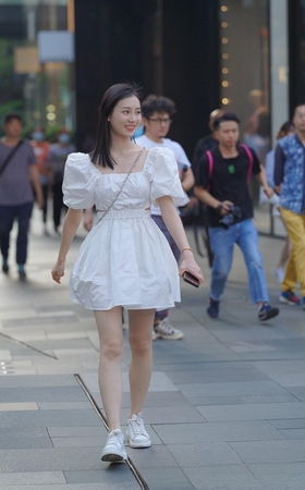 白色连衣裙小姐姐【套图+视频】3A8290[1.56G]