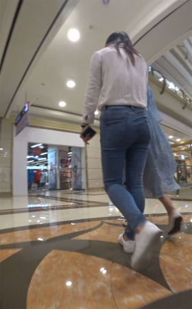 白衬衫紧身蓝色牛仔裤街拍美女跟姐妹逛商场