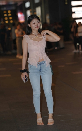 搭讪街拍牛仔裤的素颜美女 [19P]