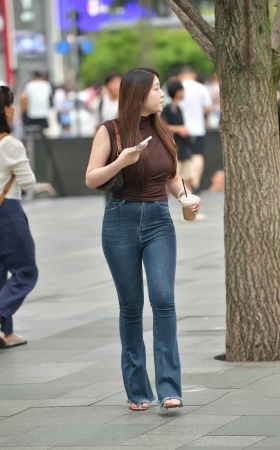 街拍丰腴身材，牛仔裤美女~ [19P]