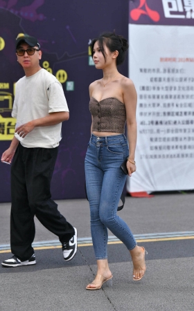 另一位摄影师拍的紧身牛仔时尚美女 [20P]