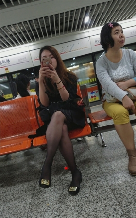 候车室黑丝妹子