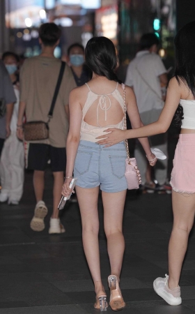 乖巧热裤女孩 [26P]