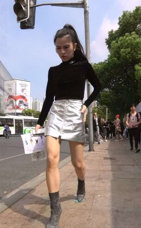 气质满满的银白裙马尾辫小姐姐
