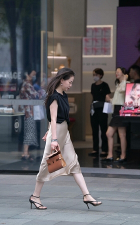 韵味高跟鞋的成熟美女 [18P]