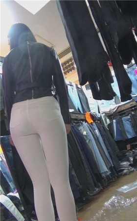 试衣的白裤美女