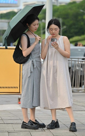 26521-2-81√路边肉丝俩女生 15P