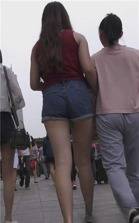 超短牛仔热裤妹子买面包不忘来个自拍 [834 MB]