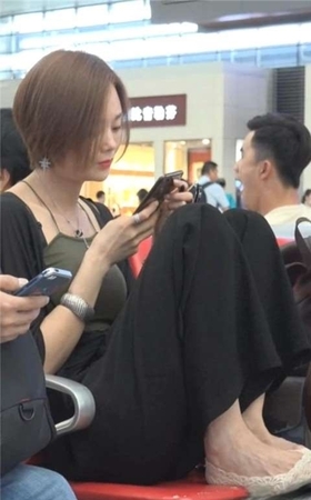 4K – 蕾丝船袜美足短发街拍美女 [156 MB/WMV]