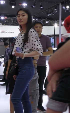 紧身蓝牛斑点衬衫运动鞋美女