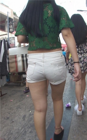 热裤露腰小姐姐
