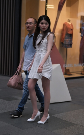 白色高跟鞋白裙肉丝袜美女