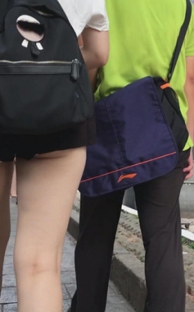 背着包包的黑色小月牙妹子