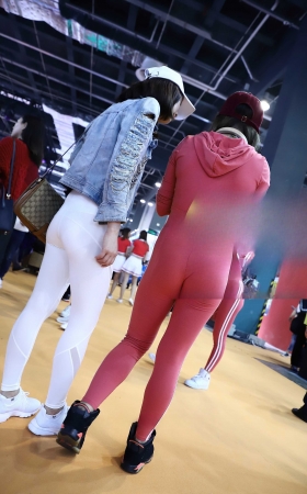 红色条纹运动衫 [18P]
