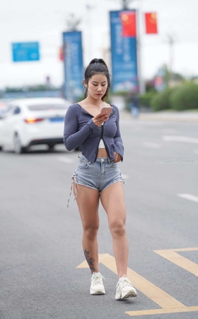 运动型热牛美女 【套图+视频】 [10P]