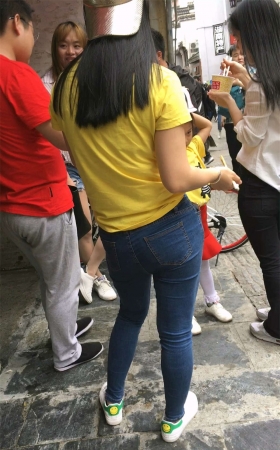 紧身蓝牛黄T恤鸭舌帽小姐姐