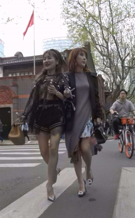 打扮时尚的银白高跟美女姐妹