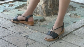 4k超清，公交站拍摄原味丝足凉鞋美女