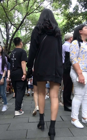 4K – 街拍长靴黑色卫衣小美女 [2.02 GB/MP4]