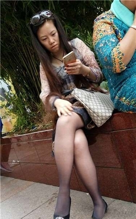 4k超清，街拍原味美腿丝足性感少妇，手机玩得真入迷
