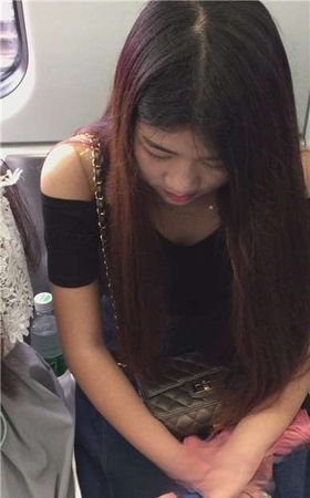 地铁上拍摄文静甜美颜值高的女孩