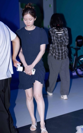 L1467-55P上海CJ-穿凉鞋的丸子头白皙美腿少妇 10P