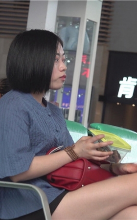 短发女