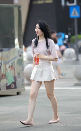 白皙短裙女孩 真诱人 [13P]