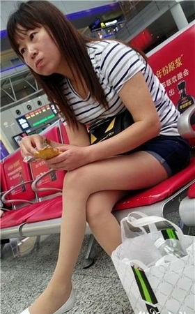 4k超清，高铁站候车室拍摄热裤丝袜气质熟女