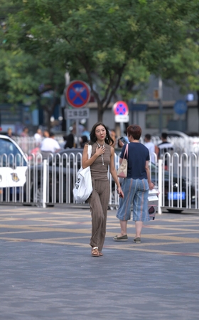 休闲装妹子