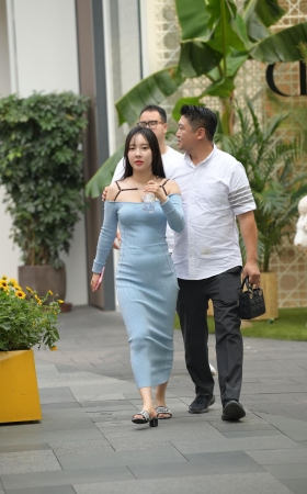 低胸包臀裙美女