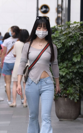 复古潮的喇叭紧牛美女 [14P]