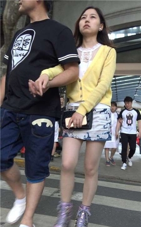 4K – 黄衣服花色包臀裙气质街拍高跟鞋美女 [1.04 GB]