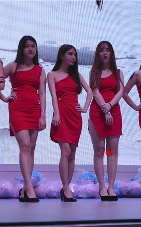 ChinaJoy现场一群红裙美女
