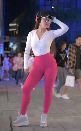 夜拍粉红瑜伽裤美女 [14P]