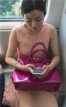 地铁车厢偶遇粉色连衣裙美腿高跟鞋美少妇。