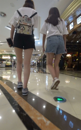 高腰牛仔热裤小姐姐跟姐妹逛商场