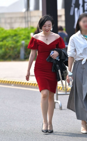 丰腴的女人，嫣红的包臀裙 [22P]