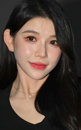 26510-5-122√红短裙大白腿-美足美人 14P