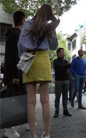 身材性感美腿黄色短裙墨镜女街拍 [1.38 GB/MP4]