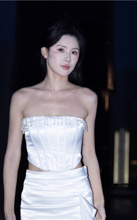 白裙白皙抹胸装美女(70P)