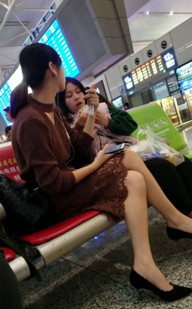 高铁站长椅候车的连衣长裙肉色丝袜高跟漂亮美女