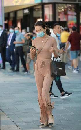 玻璃街拍作品 – 肉色紧身裤小姐姐