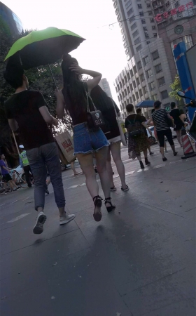 热裤长腿小姐姐
