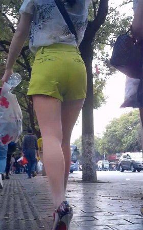 周围各种丝都比不过这双高跟美腿