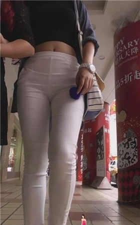 露脐装紧身白裤美女，三角地带饱满 [287 MB]