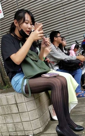4K-黑T恤牛仔热裤美女这丝袜超级诱惑