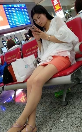 粉裙长腿小姐姐