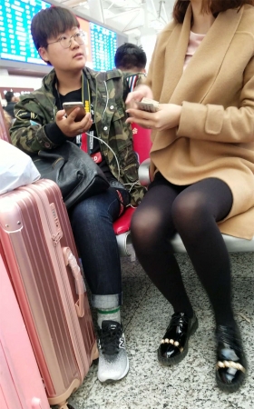 高铁站候车的黑色丝袜极品长腿短发美女
