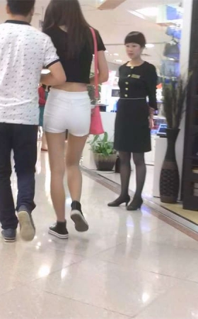 极品紧身白短裤肉丝美腿高挑美眉